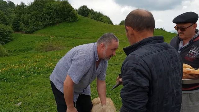 • Моление Богу перед жертвоприношением на осетинском языке.