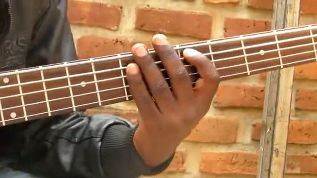 Isomo Kuri  Bass Guitar Uko Wavuza Mute, Gukoresha Imibare, Fingering   By Iracyaturagiye Israel
