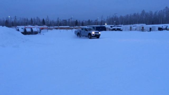 Что то вроде дрифта Mitsubishi  L 200  2018г