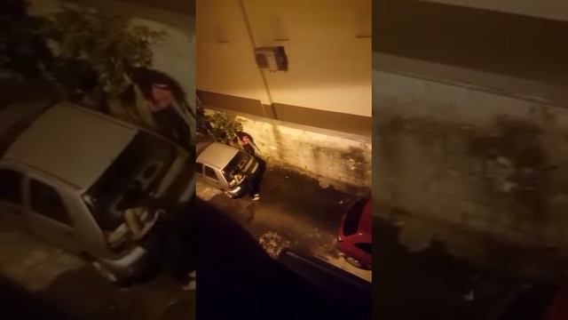 UN VECINO HARTO D LAS MEAdAS D ESTAS MUCHACHAS DECIdE TIRARLES UN BALdAZO D AGUA ? FRÍA Y SE VAYAN.