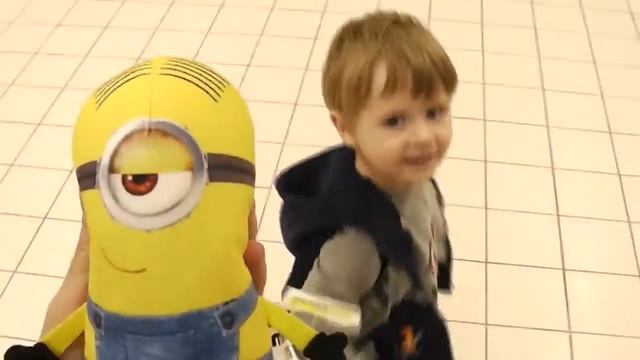 Макс гуляет по магазину и играет в игрушки