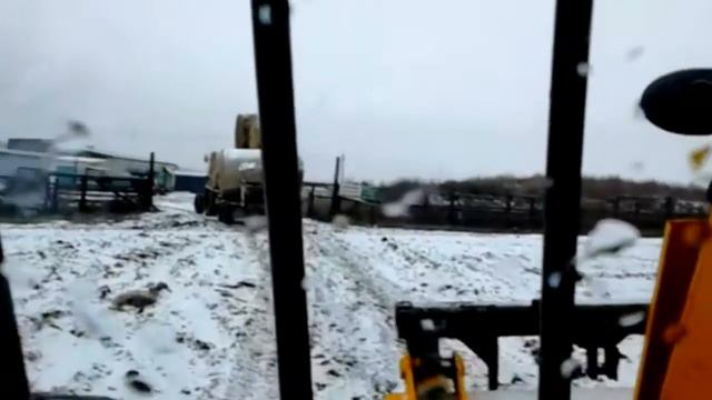 Работаю на ферме Гружу солому завозим в загоны