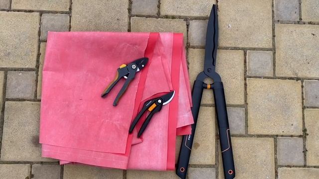 Клумба из хвойников вдоль забора