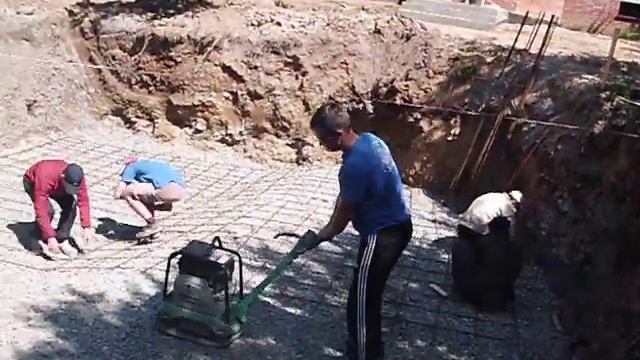 строительство бассейнов ,работает виброплита