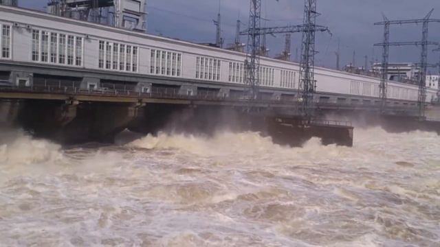 Сброс воды на Камской ГЭС г.Пермь