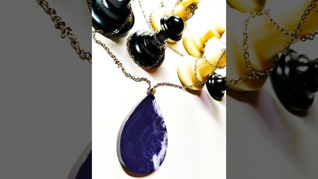 Кулон из эпоксидной смолы 