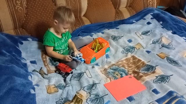 Рамиль сам лепит из пластилина игрушки.