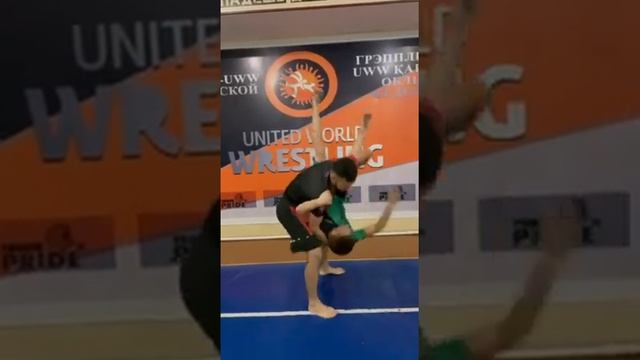 Контратака от удара коленом.