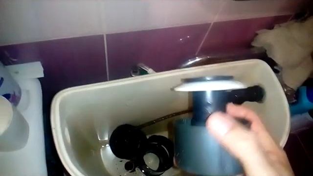 Течет вода из бочка унитаза