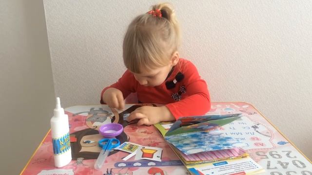Рита делает цветную аппликацию! Аппликации с детьми. Играем вместе!