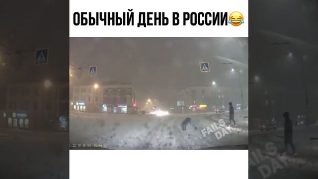 Мужик который делает кувырки на пешеходном переходе