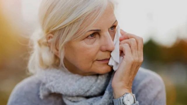 МАТЬ от обиды, от стыда, сидела на земле и ГОРЬКО ПЛАКАЛА ...