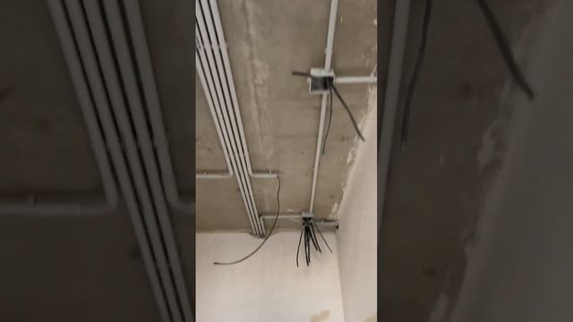 Электрика в квартире в трубах по потолкам