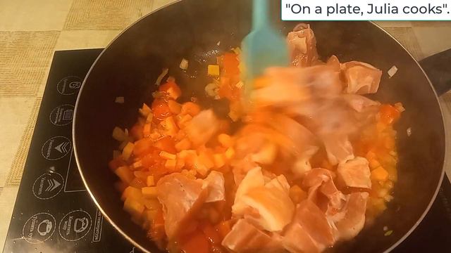 Беру рис и готовлю быстрый обед для всей семьи.