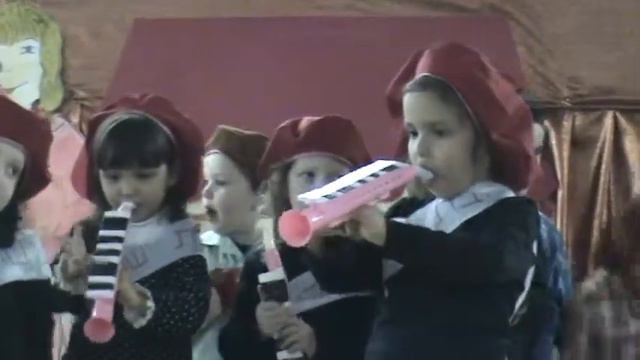 Sarale Playing Clarinet - Сарале играет на кларнете