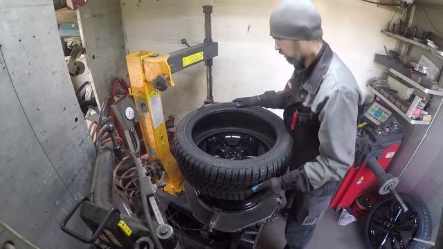 Работа мобильного шиномонтажа.