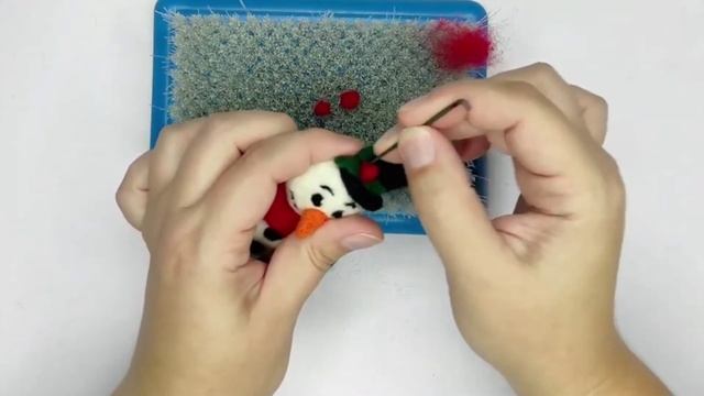 Сухое валяние ёлочной игрушки. Снеговик из шерсти часть 5. Украшение на шляпу, пришиваем петельку