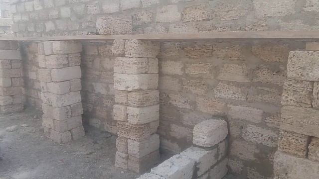 строим дом полтора этажа.ч6.кладка почти закончена.