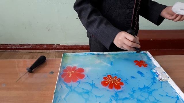 Краски, танцующие на воде.