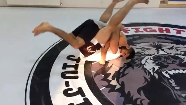 Кувырок назад с перехватом обоих рук. Перевод в маунт.