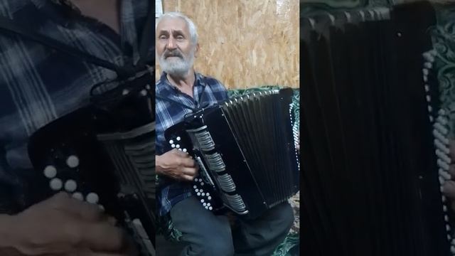 поём с отцом народное в день, когда моя любимая покинула хутор красные горы