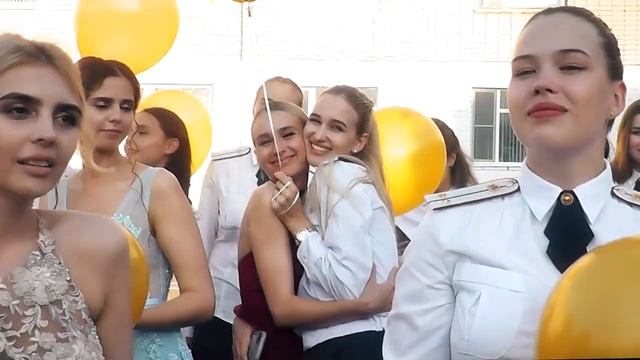 Молодые лейтенанты прощаются с родным институтом (ВИДЕО)