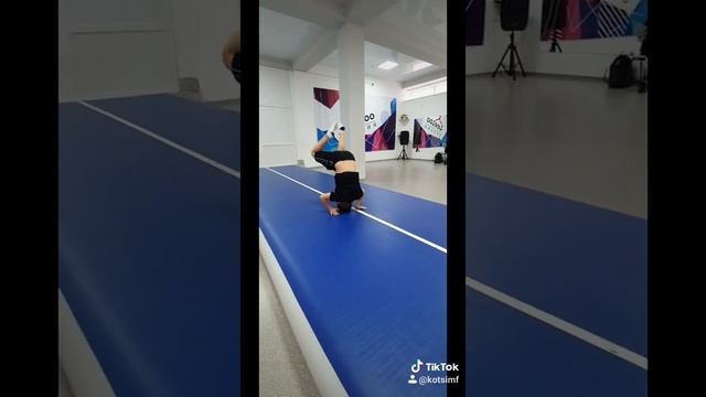 Акробатика - кувырок назад (roll back)