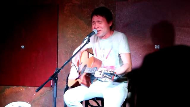 MVI 1221 Под проливными дождями 2. Макс ИвАнов (Акустика, Клевер Паб 08.07.15)