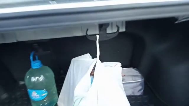 Крючок в багажник для сумок и пакетов.