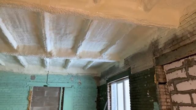 Теплоизоляция потолка хозяйственно-бытового помещения пенополиуретаном.