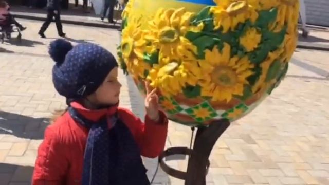 Фестиваль писанок ГОЛУБЬ на голове Покупаем леденец ?ЛУНТИК Кушаем ШОКОЛАДНОЕ ?мороженое