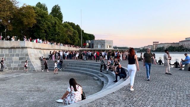 ⁴ᴷ STREET STYLE OF THE RUSSIAN YOUTH ON A DAY OFF ?? Walking Tour | Moscow - (HDR Video)