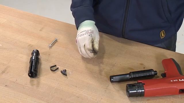 Inchiodatrice semi-automatica DX 2: come sostituire il pistone