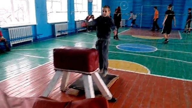 Овсянников Миша - опорный прыжок через козла боком с опорой на обе руки и поворотом на 90 градусов