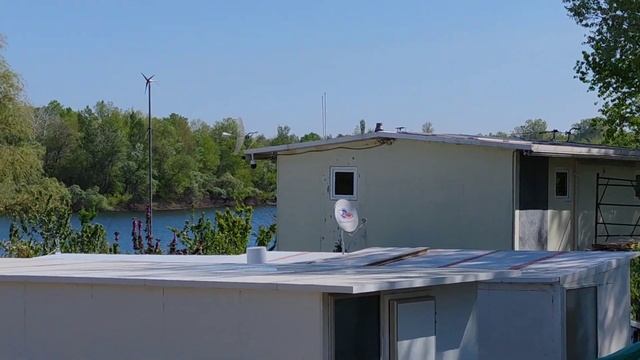 Солнечная электростанция заряжает EV. New, Current  Selectable EV Charging Station In Farm.