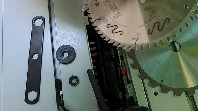 Bosch GTS 10XC: Changing The Saw Blade.