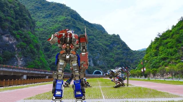 Three Generations Of Transformers Optimus Prime Appear At The Same Time, Who Is The Most Powerful?