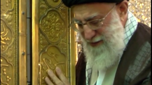 Имам Хаменеи делает намаз в мечети Имама Резы (а)