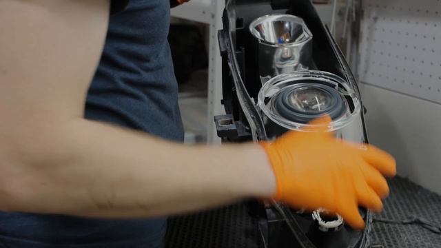 Почему замена линз на BMW X5 E70  стоит дороже