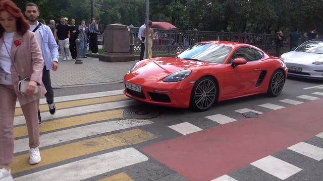 Москва. Патриаршие пруды. Красивые девушки и дорогие машины