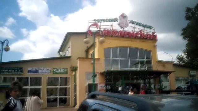 Продавец на рынке южный хам. Стрижка под мартышку