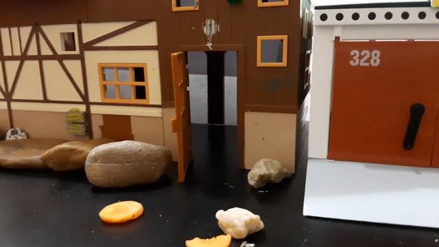 Хомяк-альбинос Снежок и игрушечный дом / The Hamster Gets Into A Toy House