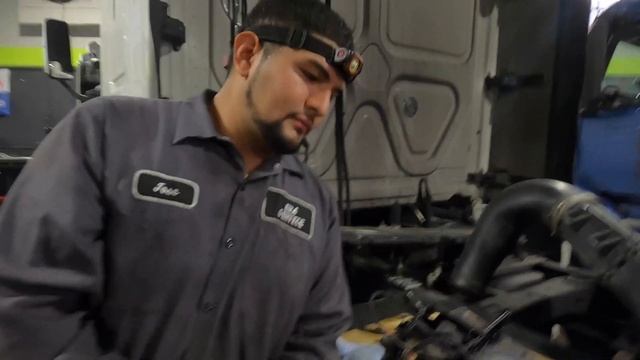 Freightliner DD13 Injector Issues. Why Do You Smell Fuel?