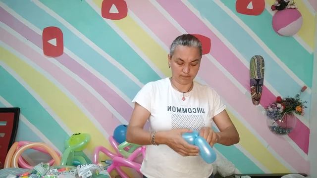 Веселая шапка из воздушных шаров своими руками