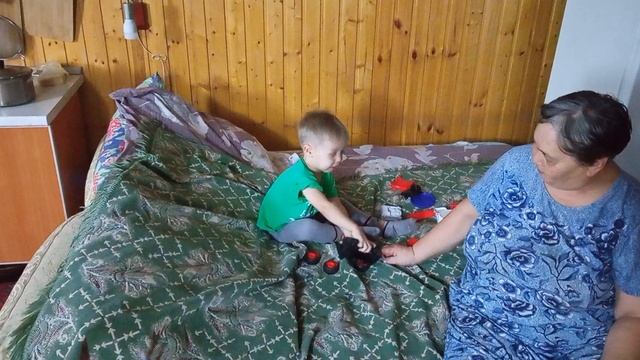 Внук Рамиль сам быстро собирает машинку из конструктора LEGO.