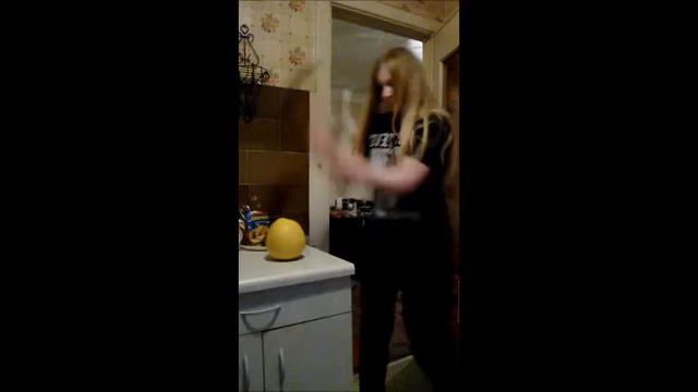 Две девочки и топор