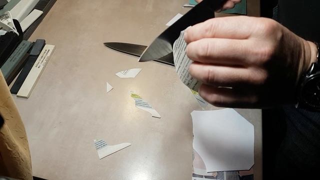 Демонстрация остроты ножей. :