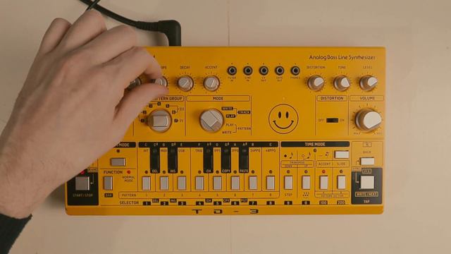 5 WAYS to make a PATTERN with BEHRINGER TD3 Bassline Synthesizer