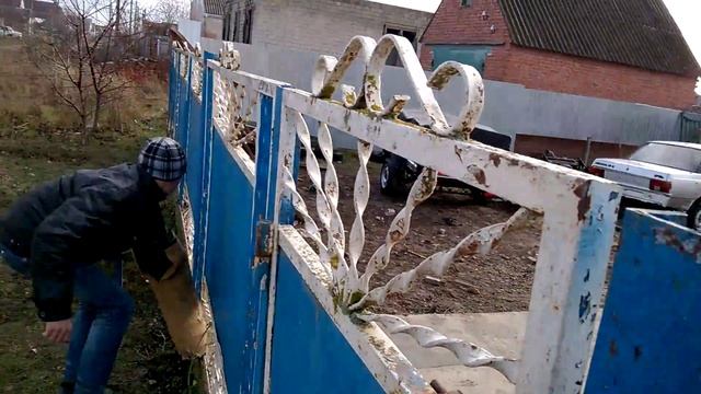 Доберманы. Жестокая охрана двора. Защита хозяина/Dobermans. Fierce protection of the court.