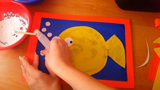 делаем рыбу с помощью цветной бумаги и краски